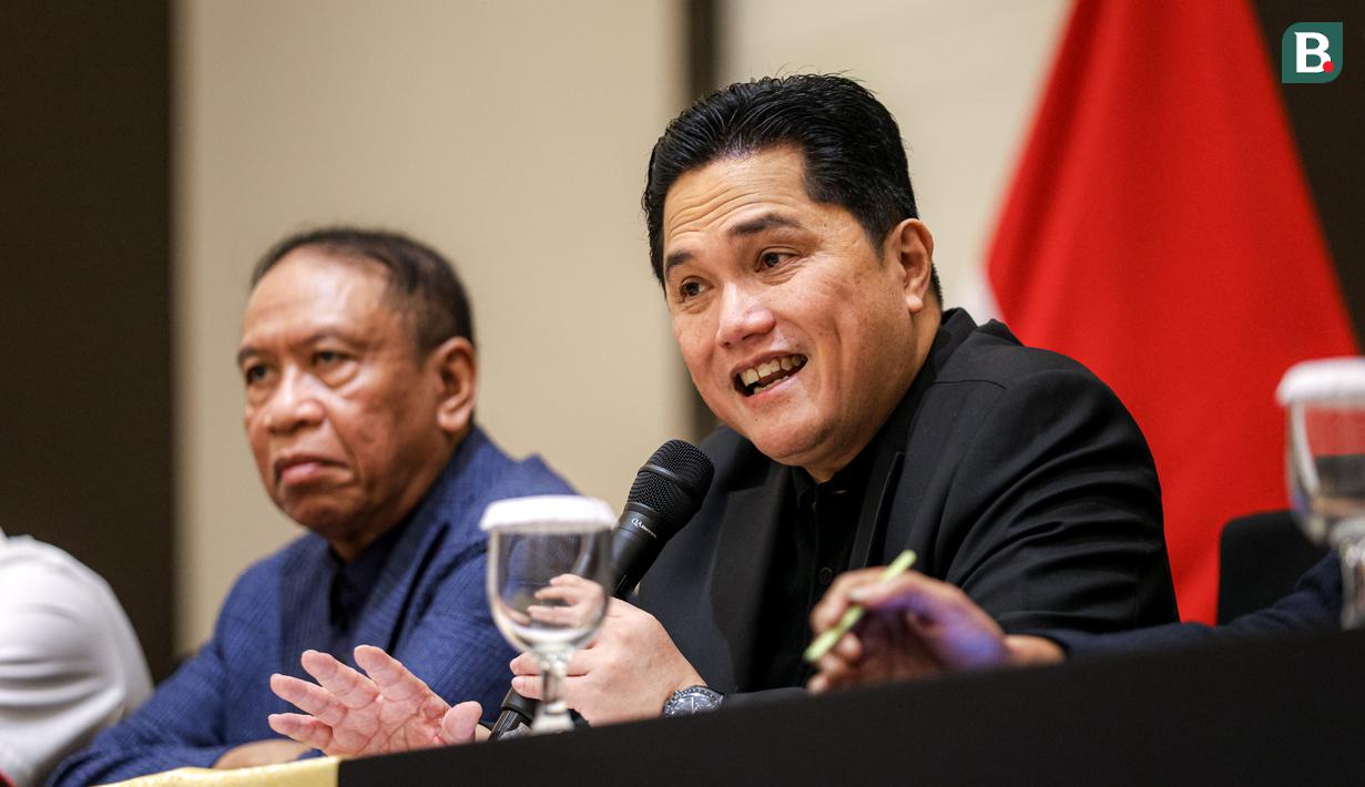 Ketua Umum PSSI, Erick Thohir (kanan) memberikan keterangan di samping Waketum PSSI, Zainudin Amali dalam konferensi pers terkait rencana baru perkembangan Timnas Indonesia yang berlangsung di Menara Danareksa, Kemayoran, Jakarta Pusat, Senin (06/01/2025). (Bola.com/Bagaskara Lazuardi)
