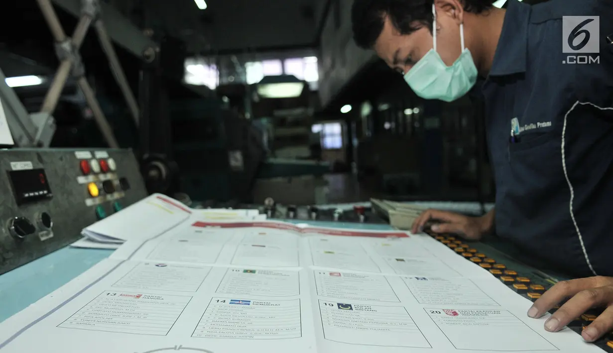 Petugas mengecek kualitas surat suara Legislatif 2019 di PT Aksara Grafika Pratama, Jakarta, Minggu (20/1). KPU memberi kepercayaan PT Aksara Grafika Pratama untuk mencetak surat suara 72,35 juta lembar. (Merdeka.com/Iqbal S. Nugroho)