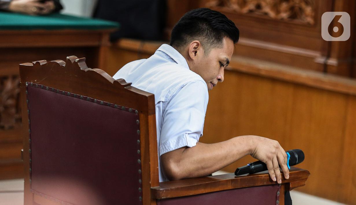 Terdakwa kasus pembunuhan Brigadir Yosua, Richard Eliezer Pudihang Lumiu menjalani sidang pembacaan replik atau tanggapan Jaksa Penuntut Umum (JPU) di Pengadilan Negeri Jakarta Selatan, Senin (30/1/2023). Dalam pembelaan Richard Eliezer atau Bharada E, salah satunya permintaan maaf kepada tunangannya, Lingling Angeline. (Liputan6.com/Johan Tallo)