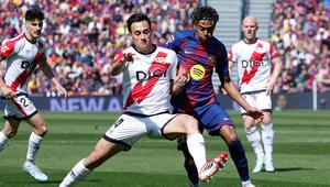 Pedro Diaz dan Lamine Yamal berebut bola dalam laga La Liga antara Barcelona vs Rayo Vallecano di Camp Nou, 22 Maret 2026. (AP Photo/Joan Monfort)