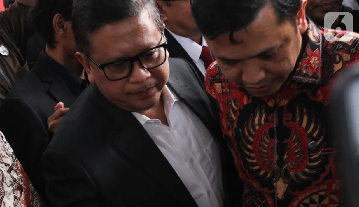 Didampingi tim penasehat hukum, Hasto Kristiyanto meninggalkan gedung KPK setelah menjalani pemeriksaan sekitar 3,5 jam. (Magang/Liputan6.com/Muhammad Rizal)