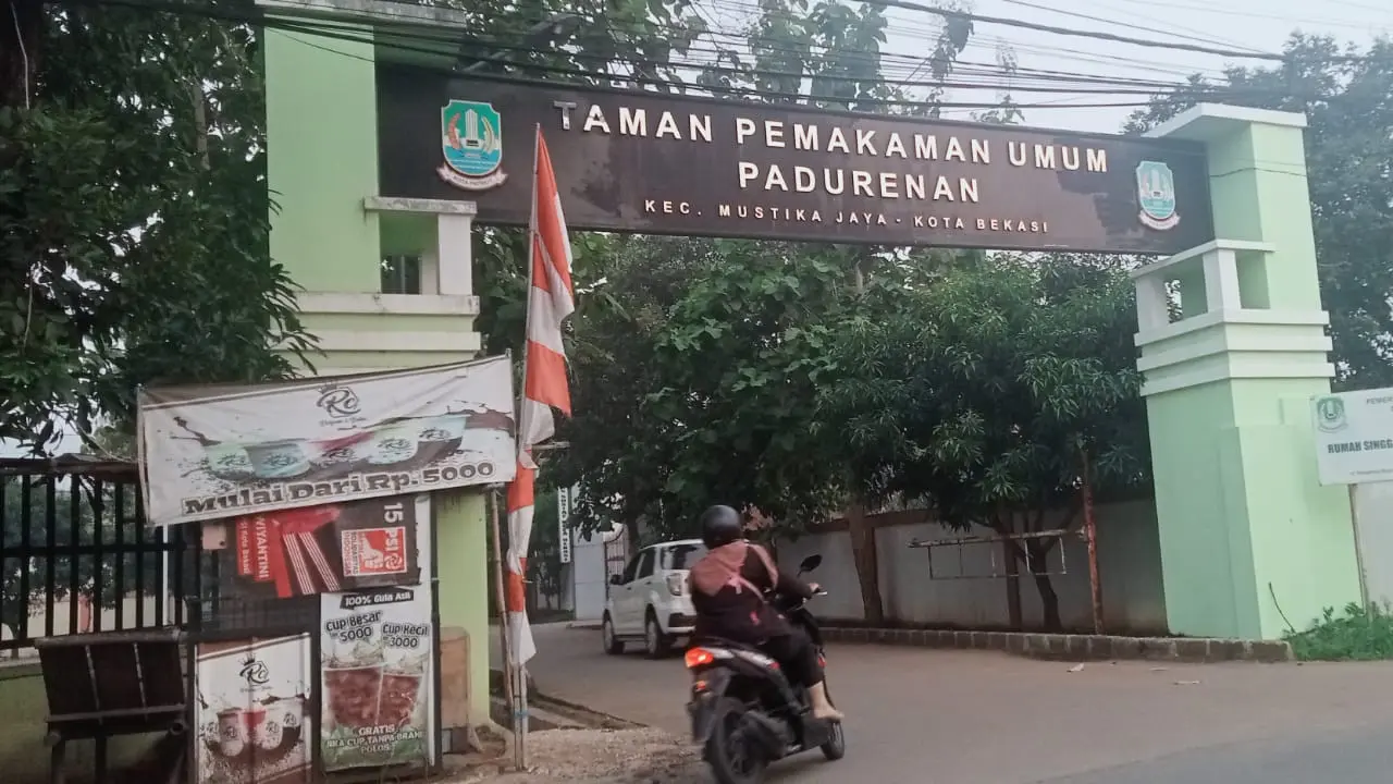 F (12) bocah korban perundungan dimakamkan di TPU Padurenan, Mustikajaya, Kota Bekasi. (Foto: Liputan6.com/Bam Sinulingga)