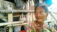 Nenek ini tinggal di gubuk di pesisir pantai dan mencoba bertahan hidup tanpa meminta-minta atau menjadi pengemis. (Liputan6.com/Fauzan).