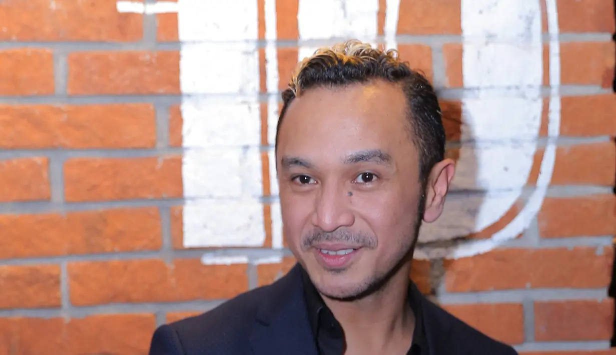 "Gue tinggal pakai topeng, dia (Morgan) pakai tameng. Jadi Iron Man vs Captain Amerika tuh, civil war, hahaha," seloroh Giring Nidji, di CGV Blitz, Grand Indonesia, Jakarta Pusat, Senin (27/6/2016). (Andy Masela/Bintang.com)