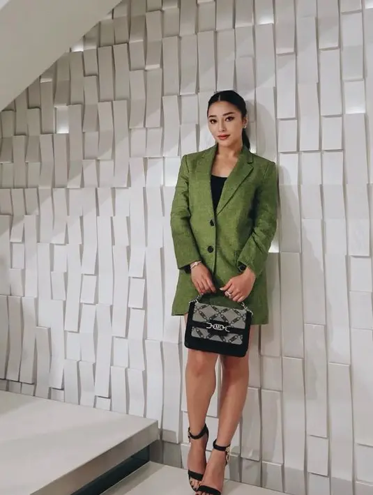 Nikita Willy tampil dengan blazer hijau oversize yang ia jadikan dress dipadukan inner hitam. [@nikitawillyofficial94]