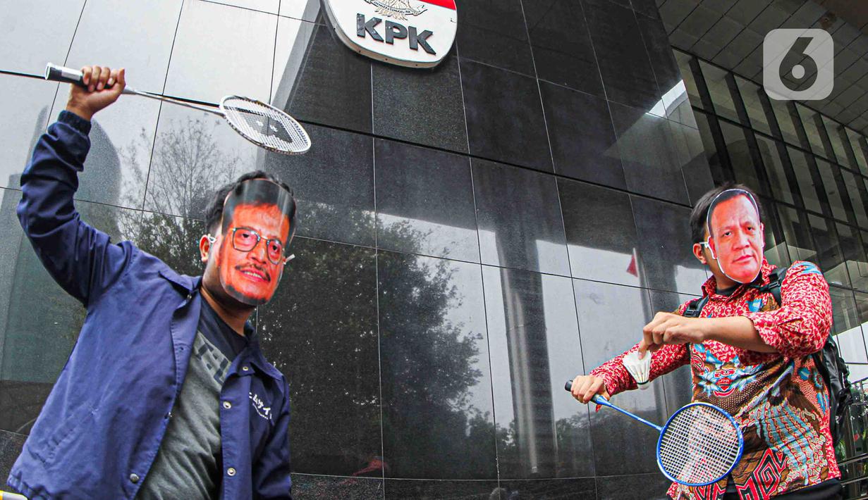 Anggota Koalisi Masyarakat Sipil Anti Korupsi mengenakan topeng Firli Bahuri (kanan) dan Syahrul Yasin Limpo (kiri) saat aksi bersama di Gedung Merah Putih KPK, Jakarta, Kamis (23/11/2023). (Liputan6.com/Faizal Fanani)