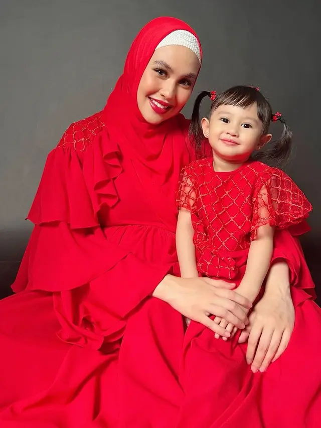 6 Gaya Pemotretan Terbaru Kartika Putri dengan Sang Anak, Kompak Bergaun Merah