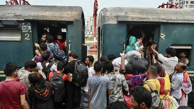 Penumpang Kereta di Bangladesh Saat Mudik Idul Adha