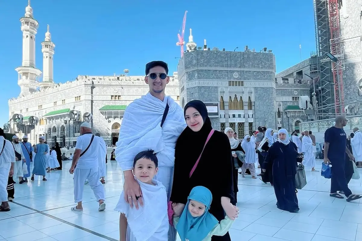 Potret Tasya Kamila umrah sekeluarga (credit: instagram/tasyakamila)
