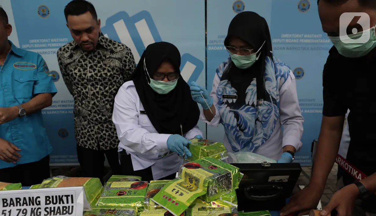 Petugas melakukan uji laboratorium sabu sebelum pemusnahan barang bukti narkotika tahun 2020 di Kantor BNN, Cawang, Jakarta, Selasa (4/2/2020). BNN memusnahkan sabu seberat 51,79 kg hasil penindakan di Medan, Sumatera Utara dan menangkap satu tersangka berinisial Zul. (Liputan6.com/Herman Zakharia)