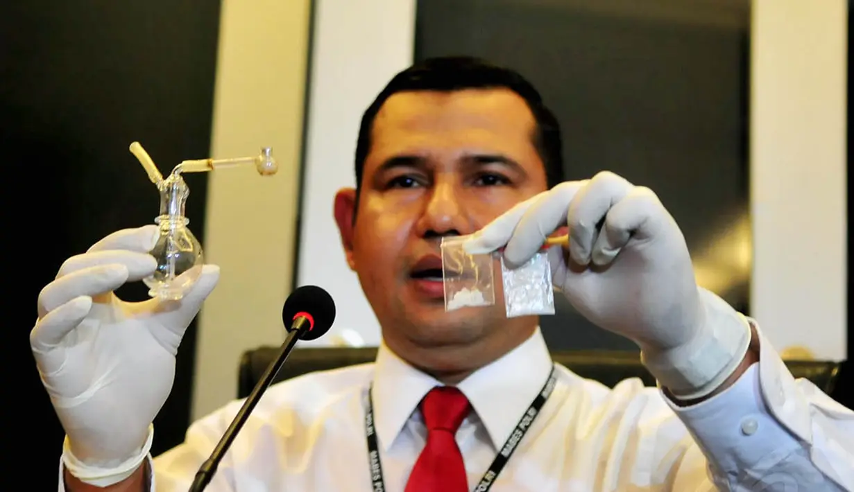 Kombes Pol Agus Rohmat menunjukkan barang bukti saat penangkapan Tessy, Jakarta, Rabu (29/10/2014). (Liputan6.com/Johan Tallo)