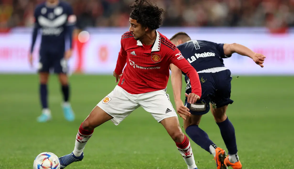 Zidane Iqbal yang dipromosikan ke tim utama Manchester United pada tengah musim 2022/2023 setelah menghuni akademi sejak 2019/2020 akhirnya dilepas permanen ke FC Utrecht pada bursa transfer musim panas 2023/2024 dengan nilai transfer 1 juta euro. Selama setengah musim ia hanya bermain dalam 1 laga bersama MU. (AFP/Martin Keep)