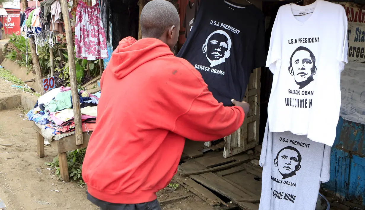 Seorang pria tampak memajang kaos bergambar Obama, Kenya, Kamis (23/7/2015).  Pembuatan kaos ini sebagai sambutan kepada Obama yang akan melakukan kunjungan kenegaraan ke Kenya pada Jumat (24/7). (REUTERS/Noor Khamis)