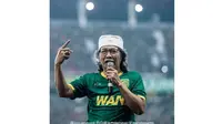 5 Gaya Cak Nun Dukung Persebaya, Beri Doa Agar Juara Musim Depan (sumber: Instagram.com/officialpersebaya)