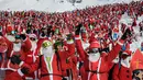 Lebih dari itu 2.000 orang mengenakan kostum Santa Claus berpose untuk foto di resor ski Verbier, Pegunungan Alpen Swiss (2/12). (AFP Photo/Fabrice Coffrini)