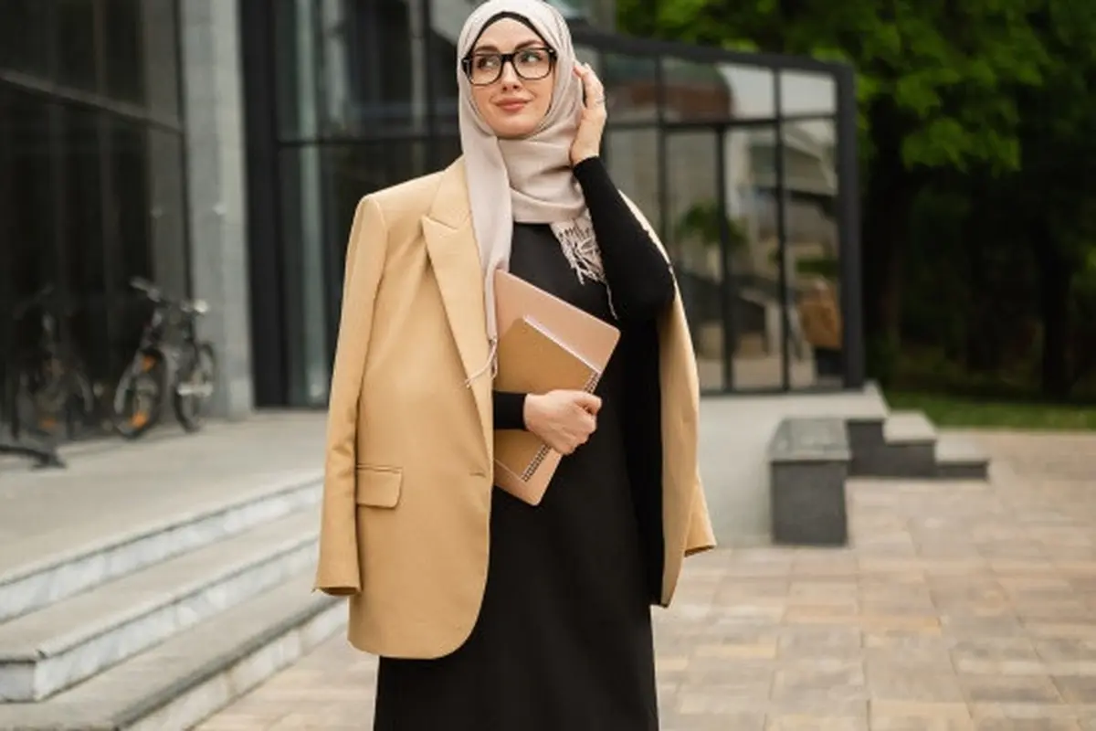 Ilustrasi Gamis dan Outer Oversize (credit: marymarkevich/freepik)