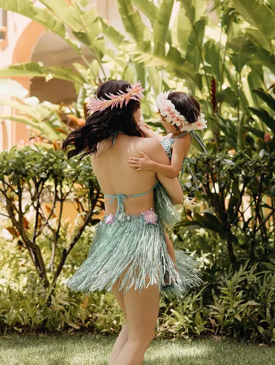 Kostum ini identik dengan bikini yang dipasangkan dengan grass skirt, dan flower headpiece.  [Instagram/shandyaulia]