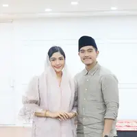 Di penghujung Ramadan, Erina Gudono mengadakan acara buka besama anak yatim ditemani Kaesang Pangarep. Tak hanya sekadar mengadakan bukber, Erina Gudono dan Kaesang Pangarep juga turut mengajak anak yatim bermain di playground. [@erinagudono]