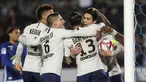 Para pemain Paris Saint Germain (PSG) merayakan gol yang dicetak oleh Edinson Cavani ke gawang RC Strasbourg pada laga Liga 1 Prancis di Stadion Stade de la Meinau, Rabu (5/12). Kedua tim bermain imbang 1-1. (AP/Jean-Francois Badias)