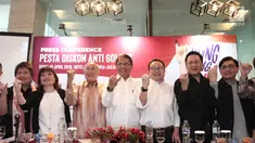 Para pengusaha bersama Menteri Komunikasi dan Informatika Rudiantara (tengah) dan Kepala Bekraf, Triawan Munaf (kedua kanan) menunjukkan jari kelingking seusai memberikan keterangan program Klingking Fun bertajuk Pesta Diskon Anti Golput di Jakarta, Senin (15/4). (Liputan6.com/Angga Yuniar)