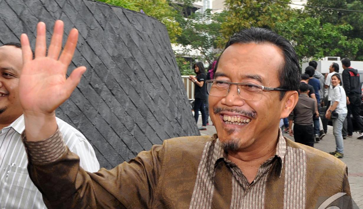 Suswono melambaikan tangannya kepada awak media usai melaporkan harta kekayaannya kepada KPK, Jakarta, Kamis (30/10/2014). (Liputan6.com/Miftahul Hayat)