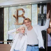 Ada yang beda dari penampilan Rey Mbayang baru-baru ini nih, Sahabat Fimela. [@dindahw]