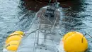 Kapal selam yang digunakan untuk mengangkut obat-obatan terlarang saat disita di perairan Aldan, Spanyol (26/11/2019). Penyitaan ini merupakan bagian dari operasi yang digelar di kota tepi laut Cangas dekat perbatasan dengan Portugal. (AFP/Lalo R. Villar)