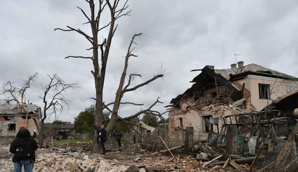 Menurut pejabat setempat, empat korban berasal dari satu keluarga yang tewas ketika rumah mereka di wilayah Lviv hancur akibat hantaman rudal. Tampak dalam foto, warga memeriksa sisa-sisa rumah yang hancur akibat serangan roket Rusia di pinggiran Lviv, Ukraina, Minggu 5 Oktober 2025. (AP Photo/Mykola Tys)