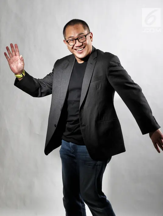 CEO DigiAsia Bios Alexander Rusli berpose saat sesi foto di kantor KLY, Jakarta, Senin (3/12). Alexander Rusli juga memberikan saran kepada milenial untuk lebih proaktif merealisasikan ide-idenya. (Liputan6.com/Herman Zakharia)