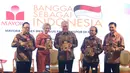 Mendag RI Enggartiasto Lukita (tengah), Duta Besa Rusia untuk Indonesa Lyudmila Vorobieva (kedua kiri) dan Presiden Direktur Mayora Group Andre Atmadja (kanan) foto bersama usai konferensi pers di Jakarta, Selasa (6/2). (Liputan6.com/Angga Yuniar)