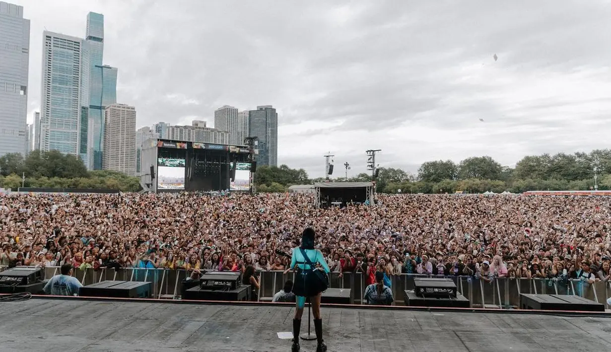 NIKI yang sudah mengoleksi sejumlah hits tak kesulitan mengajak fans nyanyi bareng. [Instagram/nikizefanya]