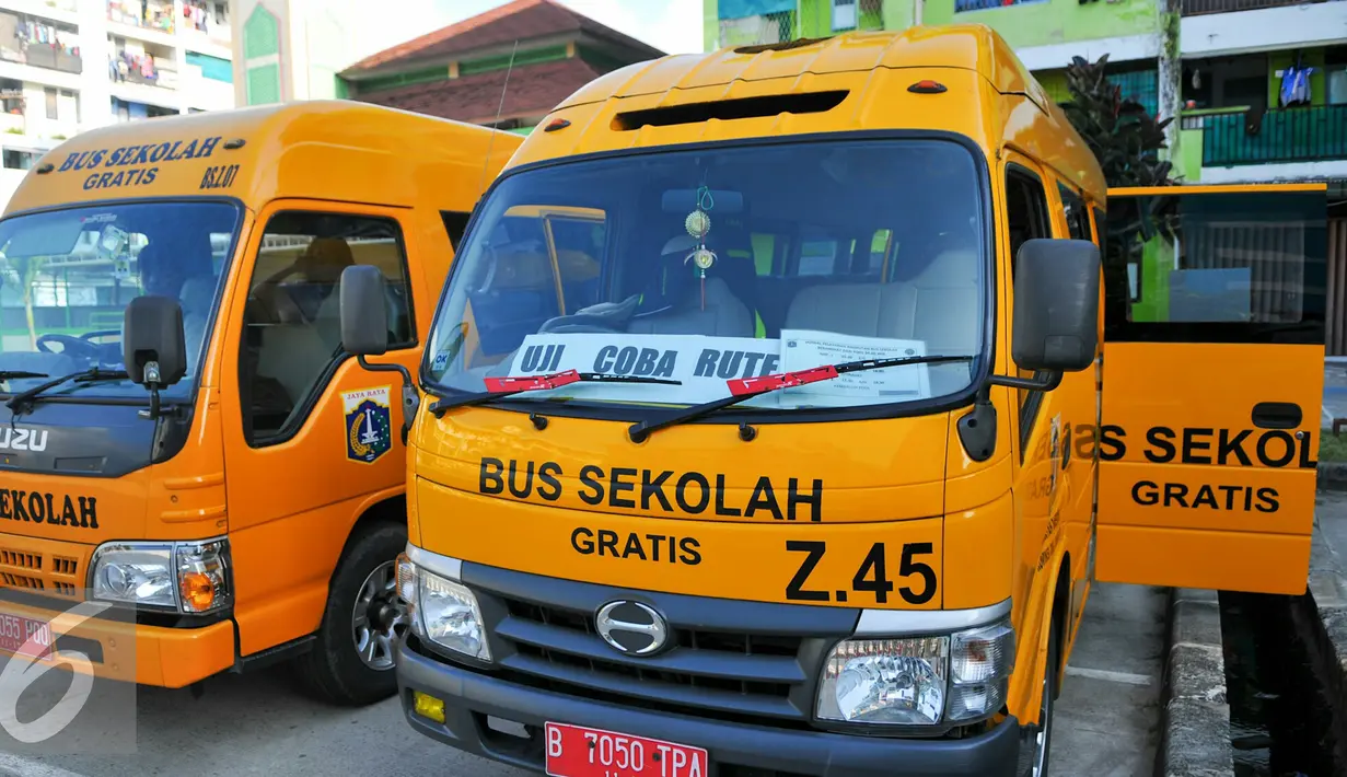 Dua Unit bus gratis saat menunggu anak sekolah warga penghuni Rusun Muara Kapuk, Jakarta, Jumat (22/4/2016). Sebanyak 2 unit bus gratis disiapkan untuk anak sekolah di Rusun Muara Kapuk. (Liputan6.com/Yoppy Renato)