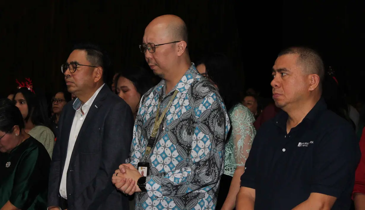 Ini menjadi bagian dari tradisi tahunan perusahaan dalam menyambut perayaan Natal. Tampak dalam foto, jajaran manajemen dan karyawan larut dalam suasana khidmat saat mengikuti doa bersama dan perayaan Natal 2025 Emtek Group di Studio News lantai 8, SCTV Tower, Senayan City, Jakarta, Jumat (19/12/2025) sore. (merdeka.com/magang/Rendi Saputra)