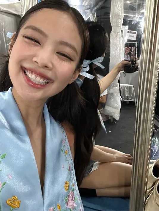 Terlihat cantik dan memperkuat fitur wajahnya, look yang diusungnya terasa natural. [Instagram @jennierubyjane]