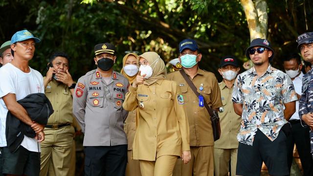 Bupati Banyuwangi Ipuk Fiestiandani (Tengah) tinjau lokasi pelaksanaan Liga Selancar Dunia (Istimewa)
