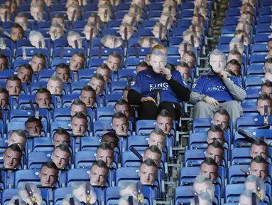 Suporter Leicester memakai topeng dengan rupa wajah Jamie Vardy saat menyaksikan laga Premier League melawan Everton di Stadion King Power, Inggris, Selasa (27/12/2016). Kehadiran topeng ini sebagai bentuk protes terhadap FA. (Reuters/Carl Recine)