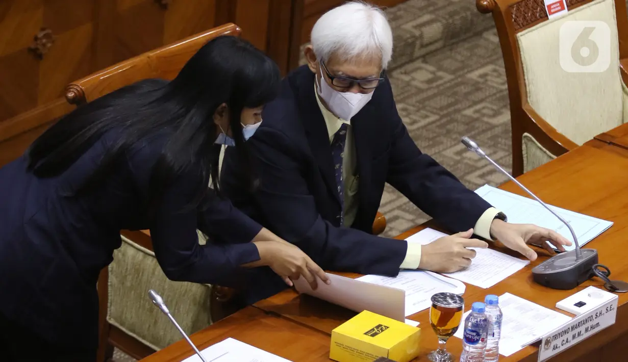 Calon Hakim Agung Tata Usaha Negara (TUN) khusus pajak Triyono Martanto mempersiapkan makalahnya saat uji kelayakan di ruang rapat Komisi III DPR RI, Senayan, Jakarta, Rabu (27/1/2021). Komisi III menghentikan uji kelayakan terhadap Triyono setelah diduga plagiat. (Liputan6.com/Angga Yuniar)