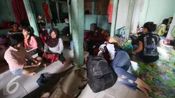 Para PRT infal berbincang sambil menunggu pesanan di penyedia tenaga kerja Bu Gito, Jakarta, Kamis (30/6). Menjelang lebaran, permintaan PRT inval meningkat 10% dibanding tahun lalu, dengan tarif Rp140ribu perhari. (Liputan6.com/Immanuel Antonius)