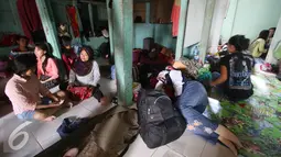Para PRT infal berbincang sambil menunggu pesanan di penyedia tenaga kerja Bu Gito, Jakarta, Kamis (30/6). Menjelang lebaran, permintaan PRT inval meningkat 10% dibanding tahun lalu, dengan tarif Rp140ribu perhari. (Liputan6.com/Immanuel Antonius)