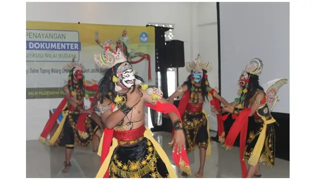 Topeng pertama terbuat dari emas.
