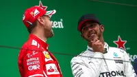 Persaingan pebalap Mercedes, Lewis Hamilton, dan driver Ferrari, Sebastian Vettel, pada musim 2017 dinilai positif untuk fans F1. (EPA/Roman Pilipey)