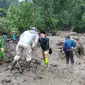 Banjir bandang menerjang kawasan Komplek Gunung Mas, Desa Tugu Selatan, Kecamatan Cisarua, Kabupaten Bogor, Selasa (19/1/2021) pagi.