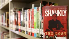 Salah satu koleksi buku di Perpustakaan Olah Raga Singapura yang terletak di Pusat Olah Raga Singapura (Singapore Sports Hub). (Bola.com/Arief Bagus)