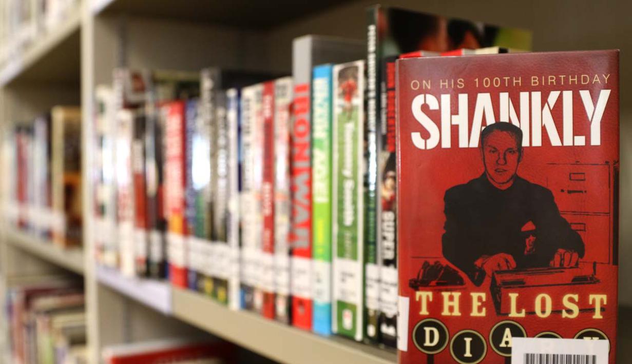 Salah satu koleksi buku di Perpustakaan Olah Raga Singapura yang terletak di Pusat Olah Raga Singapura (Singapore Sports Hub). (Bola.com/Arief Bagus)