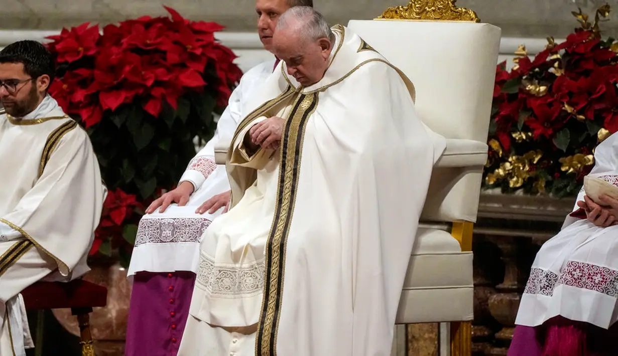 <p>Paus Fransiskus memimpin Misa Malam Natal di Basilika Santo Petrus, Vatikan, 24 Desember 2022. Paus Fransiskus merayakan Natal ke-10 masa kepausannya. (AP Photo/Gregorio Borgia)</p>