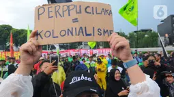 Aksi gabungan buruh, mahasiswa, dari berbagai elemen di depan Gedung DPR/MPR, Jakarta, Selasa (28/2/2023). Dalam aksi yang berlangsung pada Selasa (28/2/2023) ini, gabungan elemen masyarakat mengatasnamakan Gerakan Ultimatum Rakyat dan Protes Rakyat Indonesia bakal membawa 10 tuntutan. (merdeka.com/Imam Buhori)