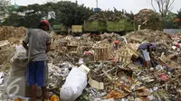 Pekerja saat memilah tumpukan sampah dari tempat penampungan sampah di Pasar Induk Kramat Jati, Jakarta, Kamis (5/11/2015). Dalam sehari Pasar Induk dapat menghasilkan 190 ton sampah. (Liputan6.com/Yoppy Renato)