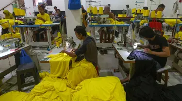 Pekerja menyelesaikan pembuatan kaos di konveksi Sinergi Adv di kawasan Srengseng Sawah, Jakarta, Selasa (2/7/2024). (merdeka.com/Arie Basuki)