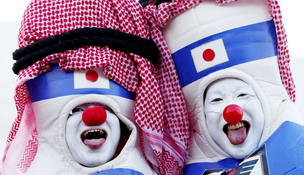 Suporter Jepang saat menyaksikan pertandingan melawan Kroasia pada laga 16 besar Piala Dunia 2022 di Stadion Al-Janoub, Senin (5/12/2022). (AFP/Adrian Dennis)