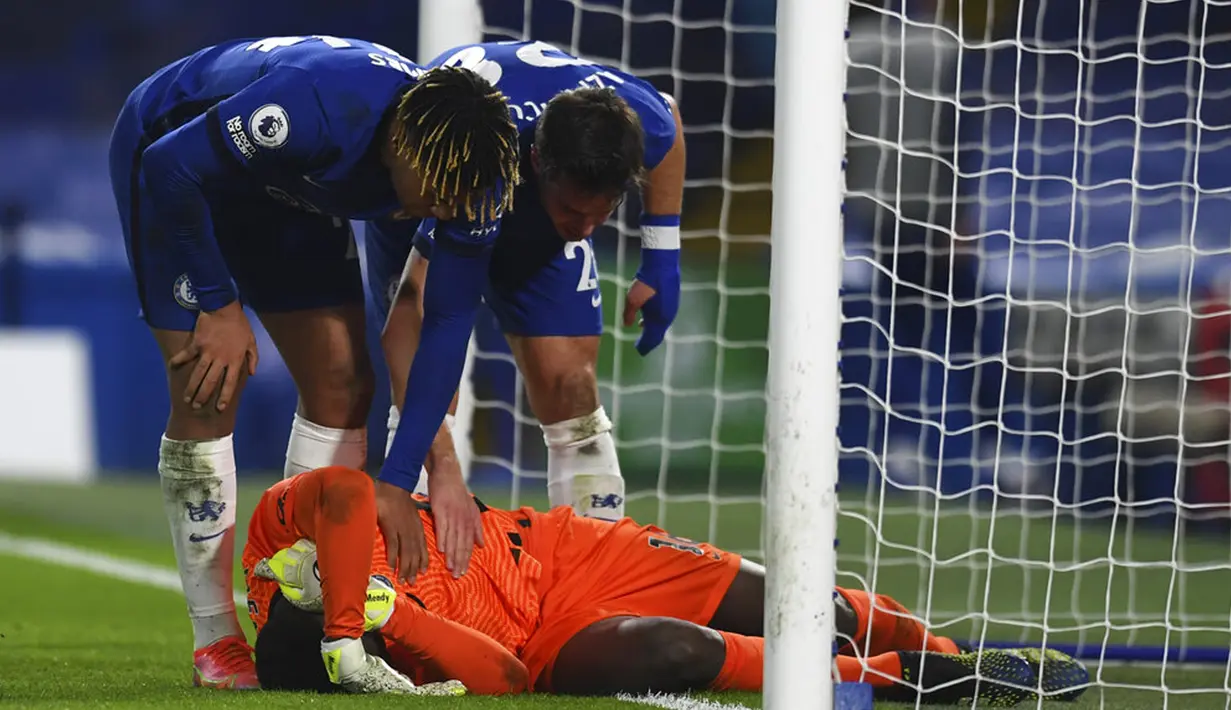 Kiper Chelsea Edouard Mendy cedera saat melawan Chelsea pada pertandinganLiga Inggris di Stadion Stamford Bridge, London, Inggris, Senin (8/3/2021). Chelsea menang 2-0. (Glyn Kirk/Pool via AP)
